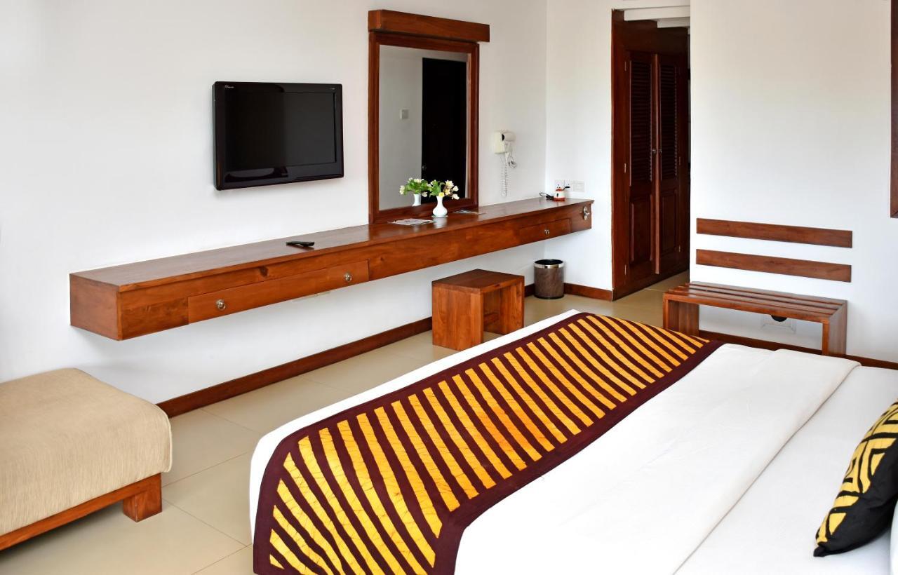 Goldi Sands Hotel Негомбо Екстериор снимка